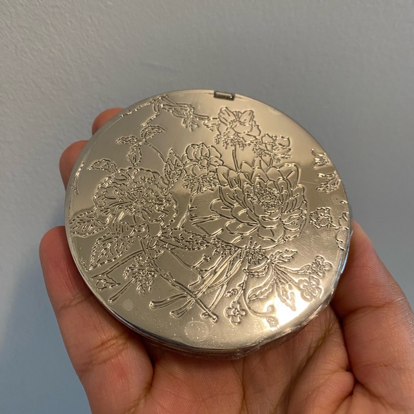 Sold 🩶 Authentic Gucci Compact Mirror Gift Box (Silver Engraved Etched Floral) - Picture 9 of 11